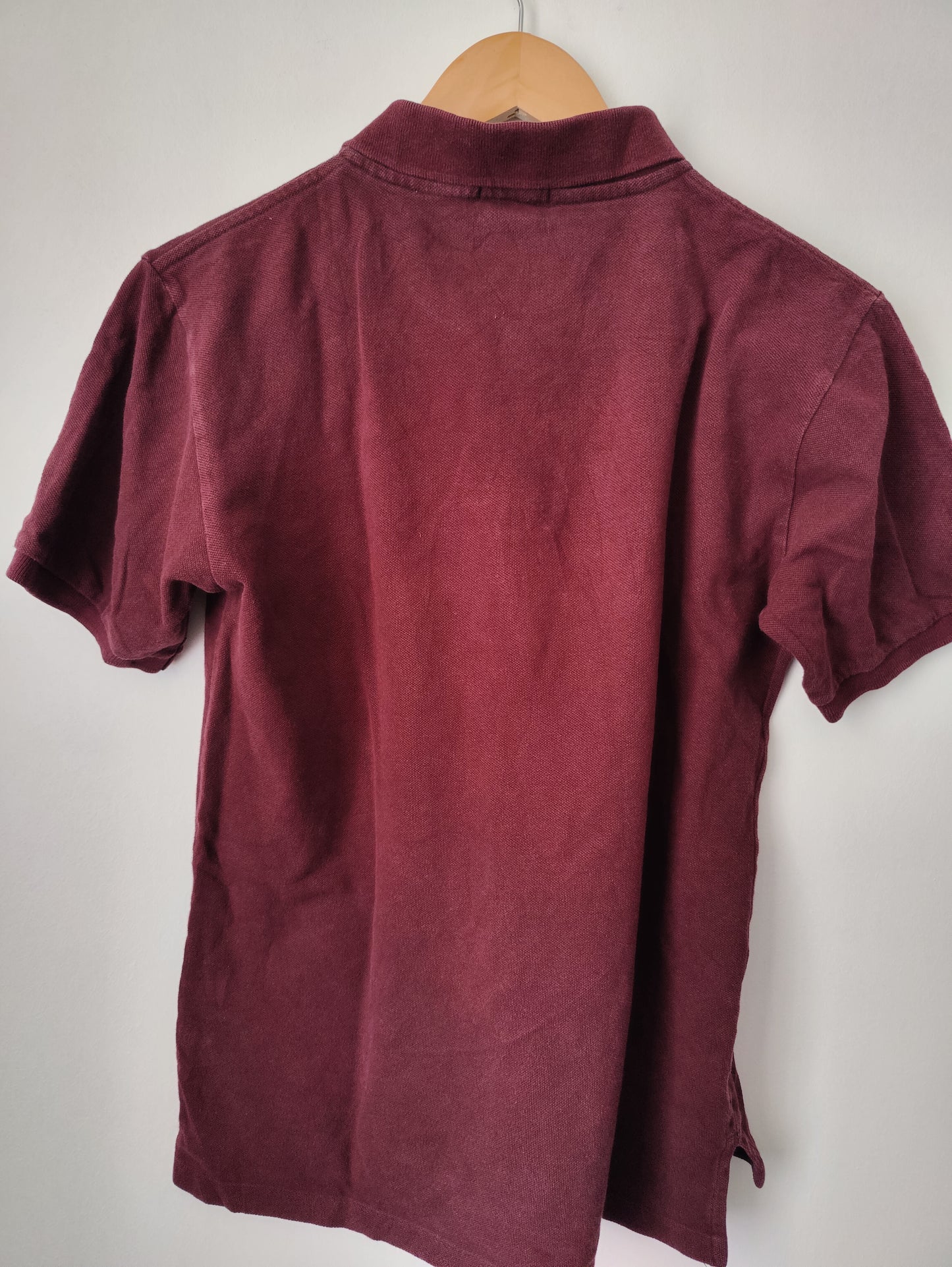 CAMISETA PEQUEÑA RALPH LAUREN ROJO VINO.